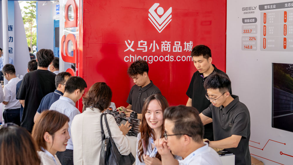 7月27日，在第五届中国新电商大会产业链展示区，参与者在了解新电商行业的新成果。新华社记者唐成卓 摄