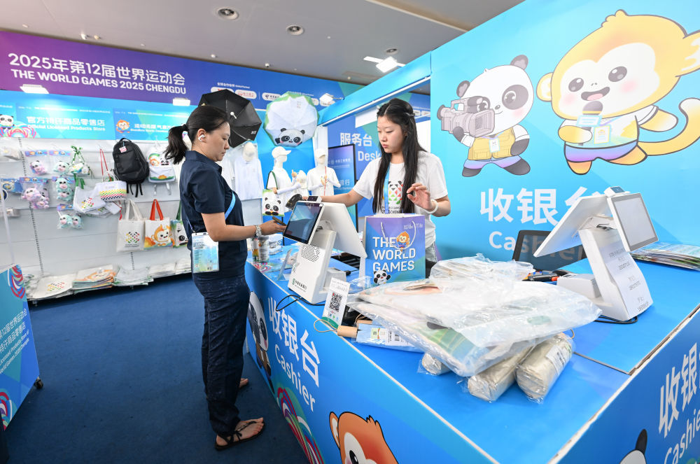 图为成都世运会主媒体中心官方特许商品零售店画面，图片于2025年8月4日拍摄。