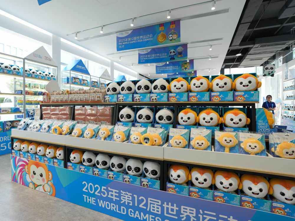这是8月3日在成都世运会运动员村A区拍摄的官方特许商品零售店内的纪念品。