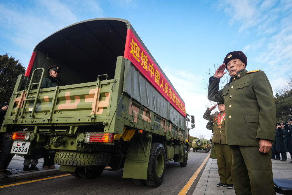 2024年11月28日，第十一批在韩中国人民志愿军烈士遗骸回国。运送志愿军烈士遗骸的车辆驶向沈阳抗美援朝烈士陵园。新华社记者 潘昱龙 摄