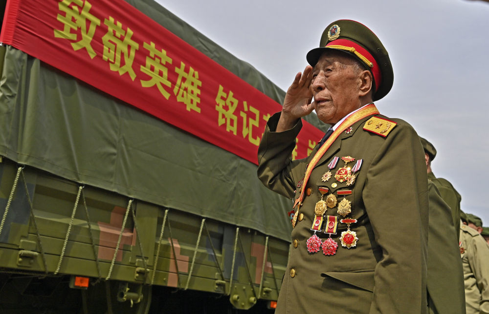 9月12日，志愿军老战士在沈阳抗美援朝烈士陵园门口迎接运送志愿军烈士遗骸的车队。新华社记者 周华 摄