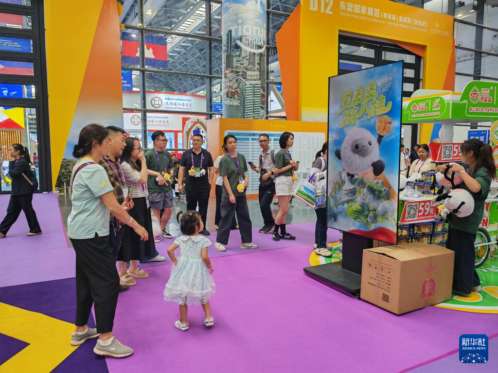 参展人士和消费者在东博会展销现场互动（9月19日摄）。新华社记者 朱丽莉 摄