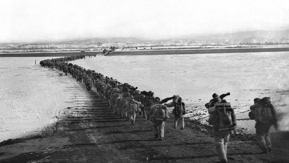 1950年10月19日,中国人民志愿军雄赳赳、气昂昂跨过鸭绿江,和朝鲜人民一道共同抗击侵略者。新华社发(黎民 摄)