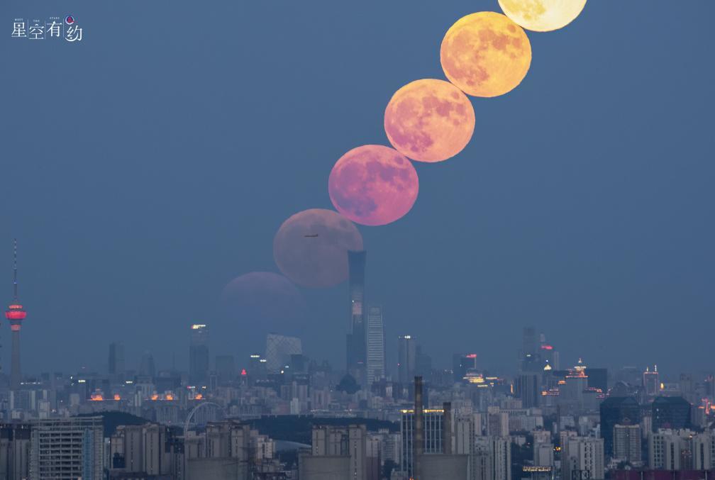 2023年9月29日，北京石景山区拍摄的中秋月（多张叠加）。（王艺胤 摄）