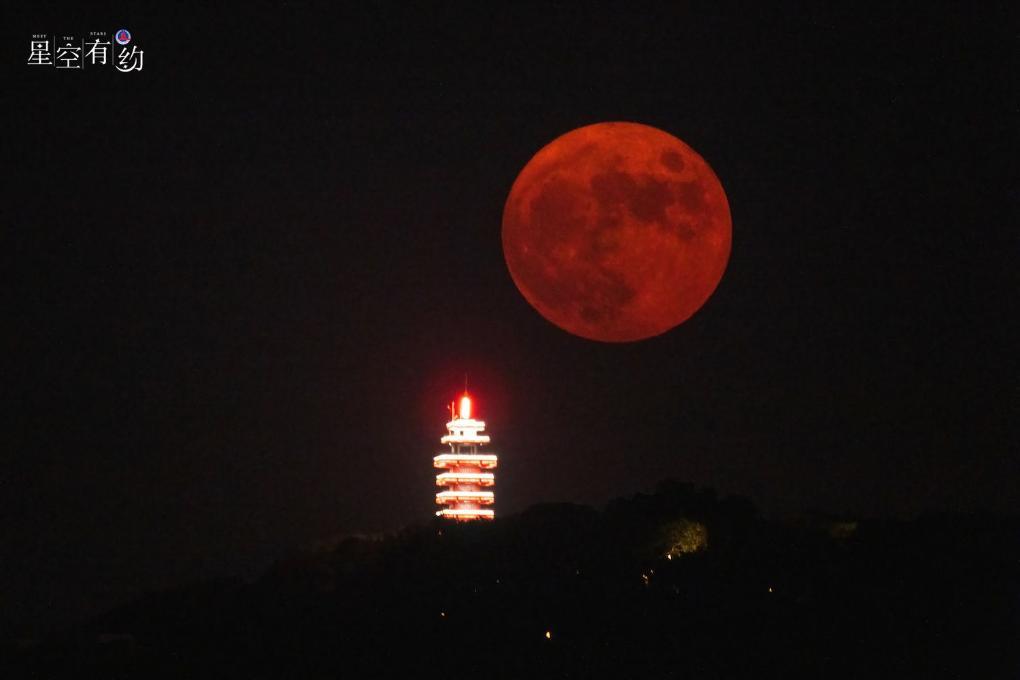 2022年9月10日，在重庆渝中区拍摄的中秋月。（戴建峰 摄）
