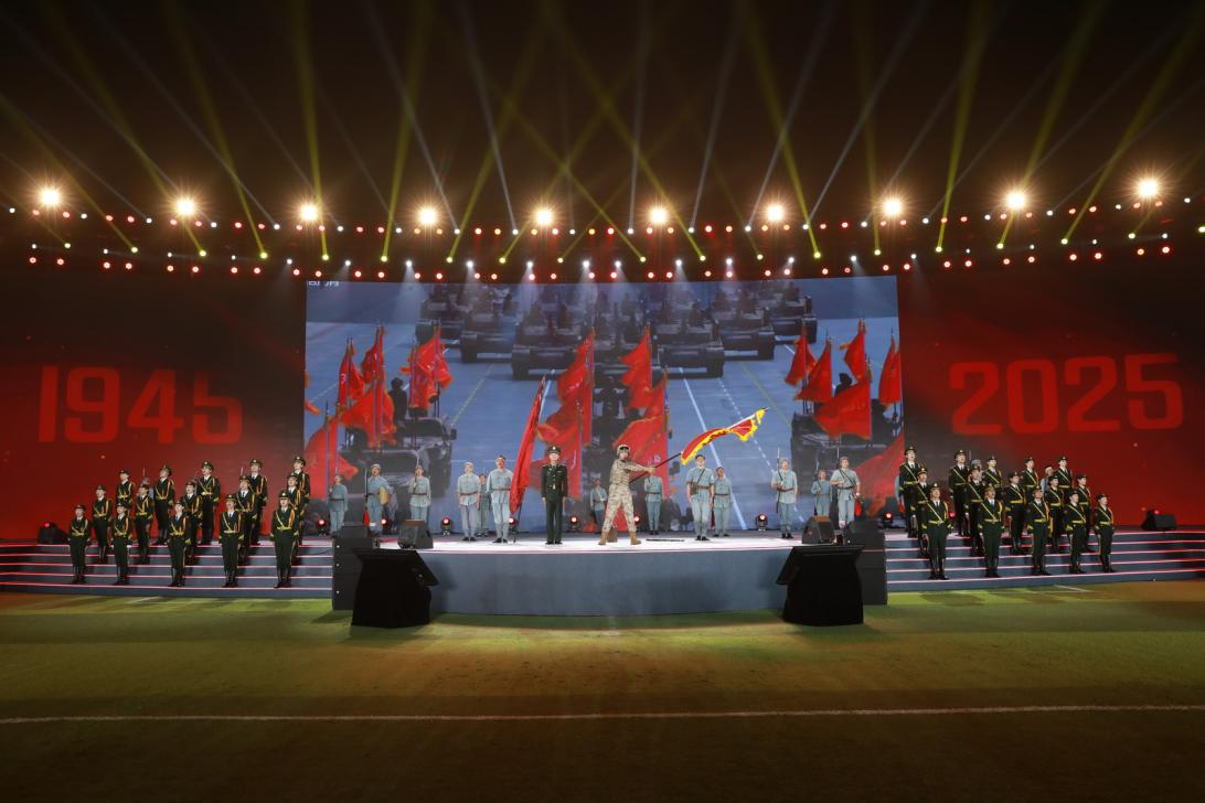 节目《战旗美如画》现场图，九三阅兵陆军方队刘老庄籍参阅战士严鹏飞现场讲述，九三阅兵战旗方队