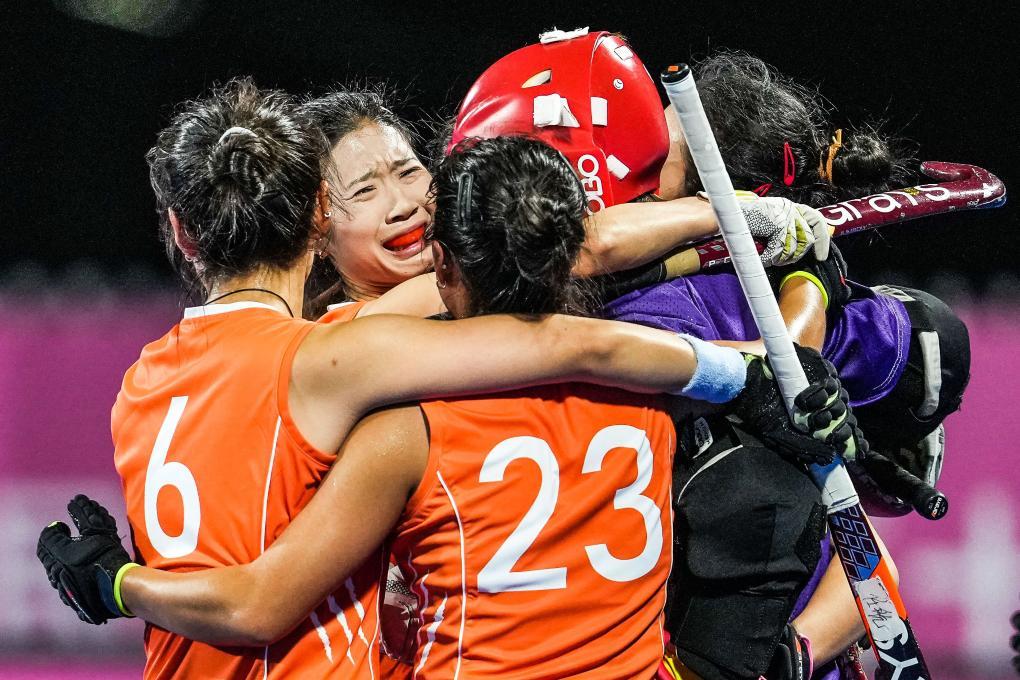 11月12日，在曲棍球女子半决赛中，吉林队球员拥抱庆祝比赛胜利。