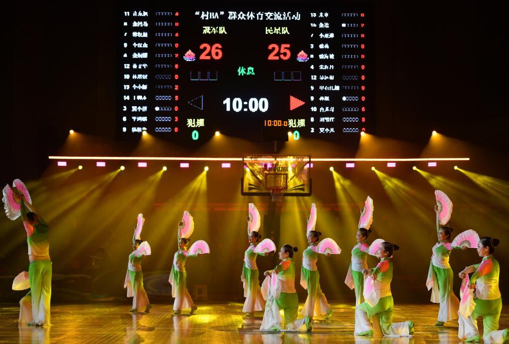 2025年10月28日，演员在中国文明乡风大会“村BA”群众体育交流活动比赛间隙表演舞蹈。新华社记者 张博文 摄