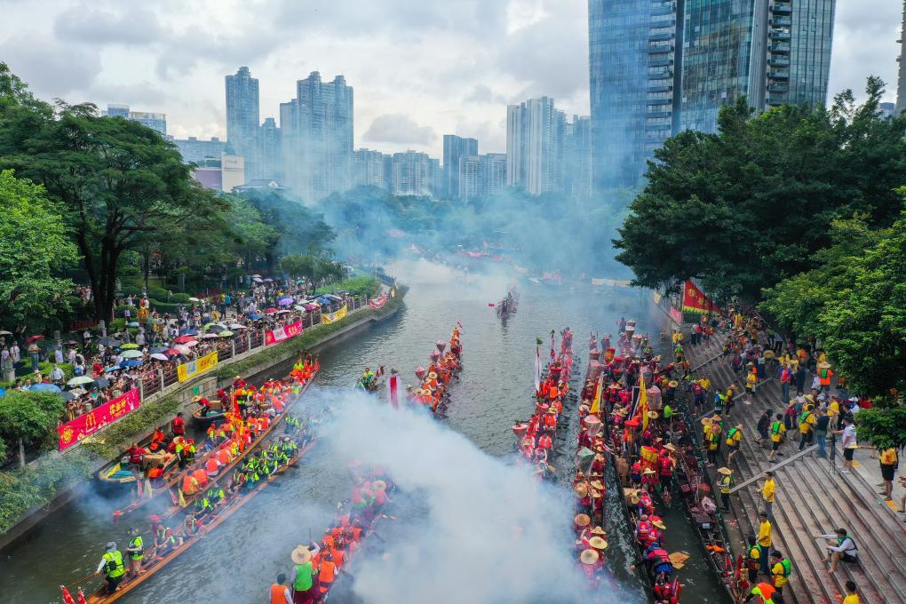 2024年6月10日，四里八乡的龙舟汇聚在猎德涌参加“龙船景”。