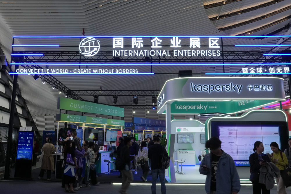 ↑ 11月6日,观众在2025年世界互联网大会“互联网之光”博览会国际企业展区参观。新华社记者 黄宗治 摄