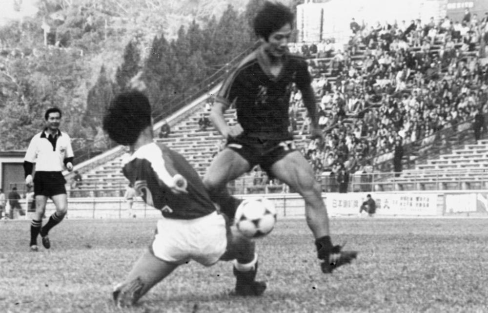1984年元旦，第六届省港杯足球赛第一回合比赛在香港政府大球场举行，广东队以1:0取胜。图为广东队古广明带球突破对方后卫。新华社记者 黄本强 摄