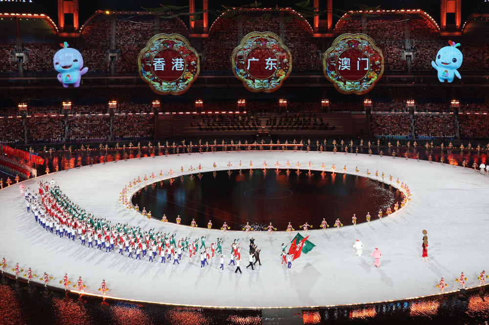 11月9日,广东省体育代表团、香港特别行政区体育代表团、澳门特别行政区体育代表团在第十五届全国运动会开幕式入场仪式上共同入场。 新华社记者 卢汉欣 摄