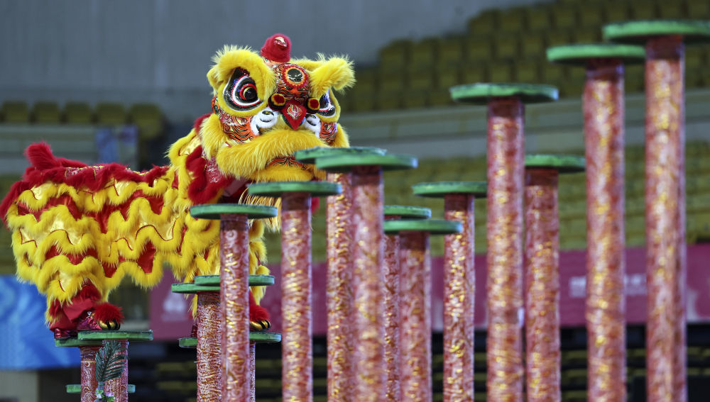 11月11日,粤港澳联队在第十五届全国运动会群众展演舞龙舞狮南狮自选项目决赛比赛中。新华社记者 王鹏 摄