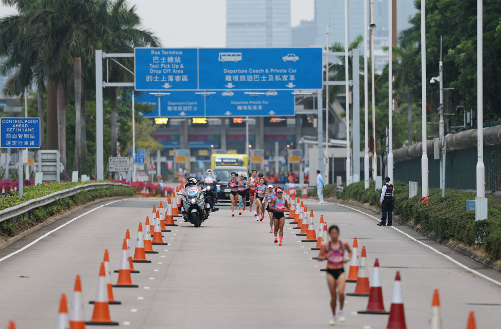 11月15日,参赛选手在比赛中。新华社记者 毛思倩 摄