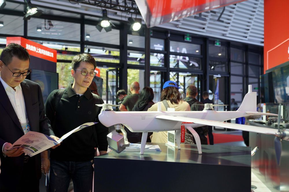 ↑ 11月6日,嘉宾在观看可提供空中巡检服务的“道通龙鱼 Pro”垂直起降固定翼。新华社记者赵宇思摄
