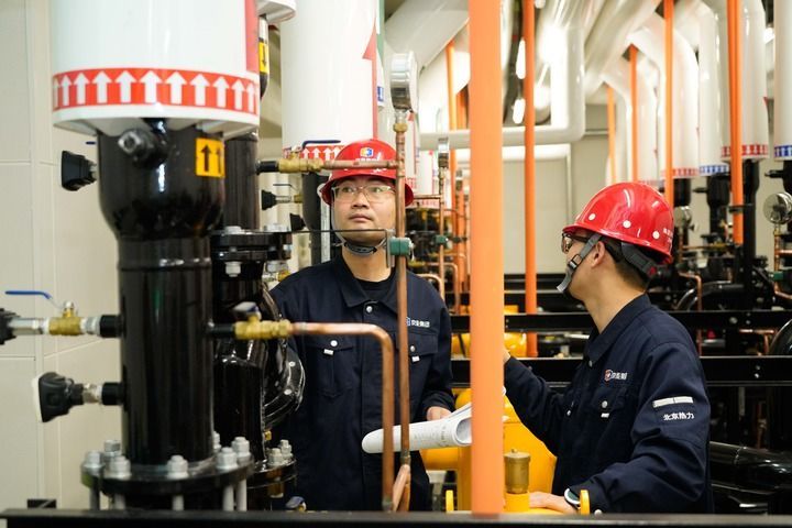 在北京热力海淀分公司上河村C区锅炉房，工作人员在查看设备运行情况（2025年11月7日摄）。新华社记者 谢晗 摄