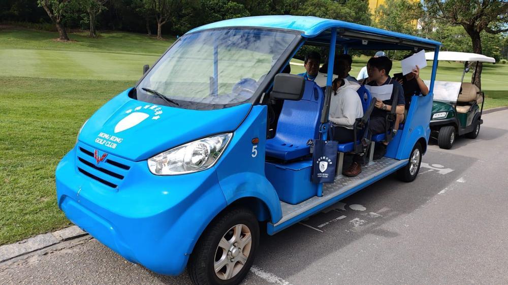 何志刚与团队核对场地指引图。（受访者供图）