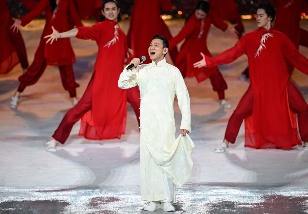 11月9日，刘德华在开幕式现场表演。新华社记者 邓华 摄