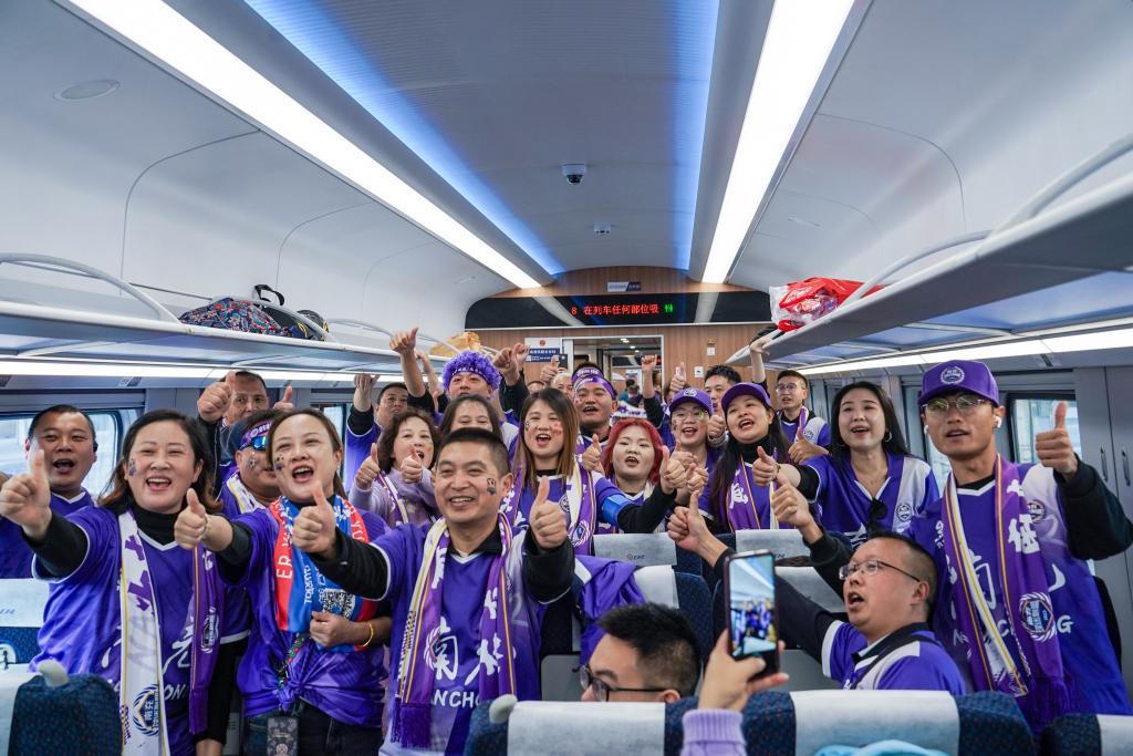 11月8日，“川超专列”C4074次列车载着约1200名球迷从南充奔赴达州。（中国铁路成都局集团有限公司供图）