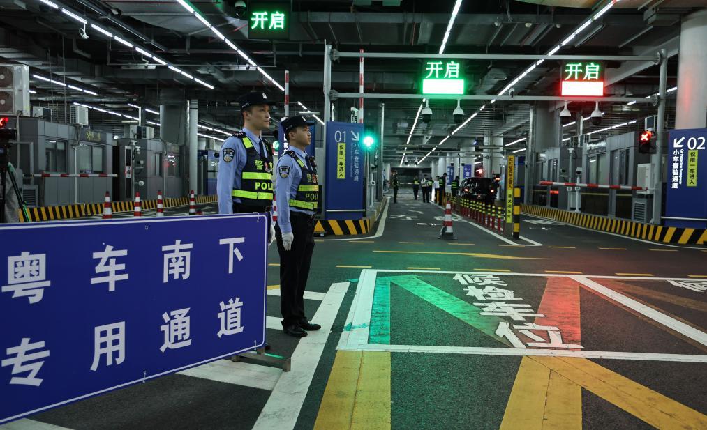 11月14日深夜拍摄的港珠澳大桥珠海公路口岸“粤车南下”专用通道。