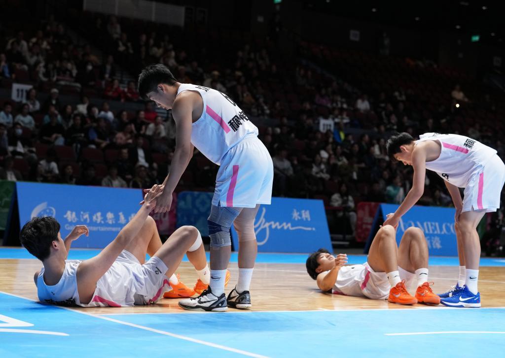 11月18日，浙江队球员欧懿远（左一）、沈唐铭（左三）在篮球项目男子18岁以下组铜牌赛中摔倒。