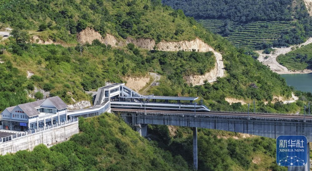 ↑ 这是10月30日拍摄的小湾东站（无人机照片）。