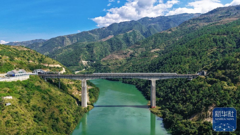 ↑ 10月30日，一列动车组列车经过小湾东站（无人机照片）。