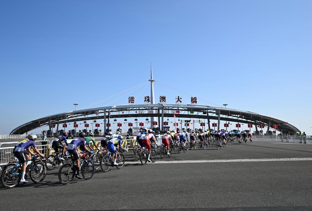 11月8日，在公路自行车男子个人赛决赛中，参赛选手经过港珠澳大桥闸口。