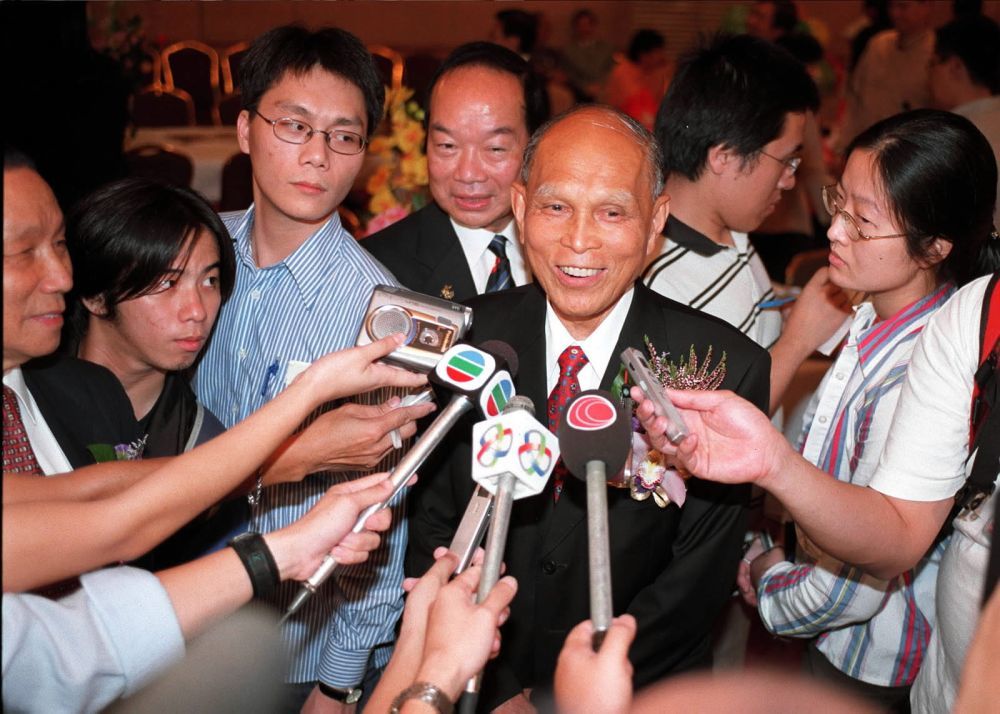 2001年7月17日，香港体育界人士在新光酒楼举行庆祝晚会，庆贺北京成功申办2008年奥运会；霍英东接受记者采访。新华社记者 卢炳辉 摄