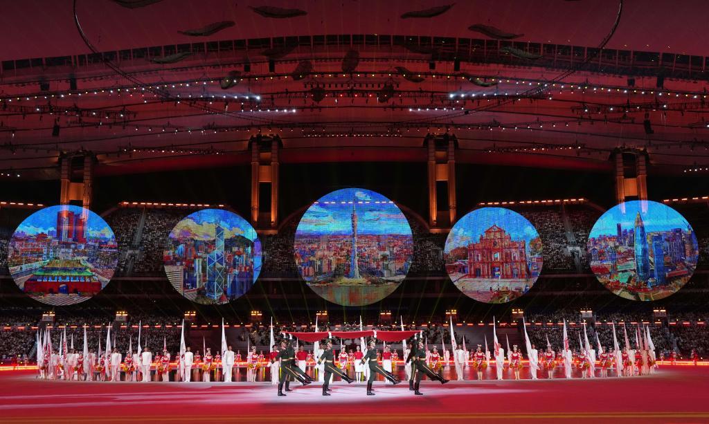 11月9日，旗手护送中华人民共和国国旗入场。