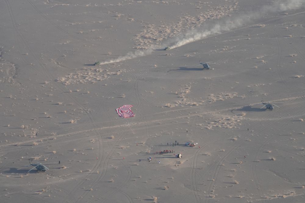 ↑11月14日，载着神舟二十号航天员乘组的神舟二十一号载人飞船返回舱在东风着陆场成功着陆。新华社记者李明刚 摄