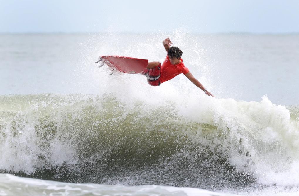 11月13日，河南队选手张家昊在冲浪男子短板第一轮比赛中。