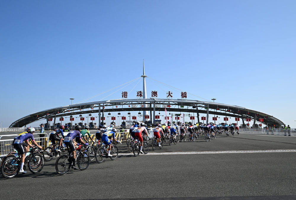 11月8日,参赛选手经过港珠澳大桥闸口。 新华社记者 邓华 摄