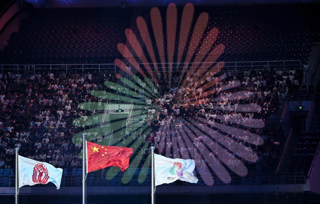 这是11月9日在开幕式现场拍摄的中华人民共和国国旗（中）、中华人民共和国运动会会旗（左）和第十五届全国运动会会旗。