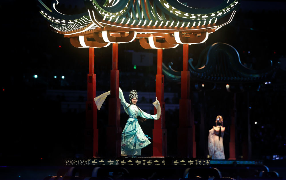 ↑11月9日,演员在开幕式现场表演。新华社记者 潘昱龙 摄