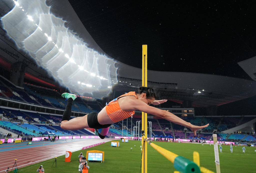 11月18日，浙江队选手李玲在女子撑杆跳高决赛中。