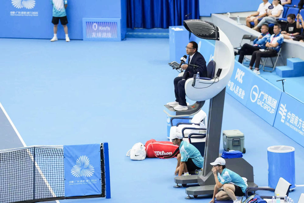 这是11月15日在广东珠海横琴网球中心拍摄的智能电动升降裁判椅。