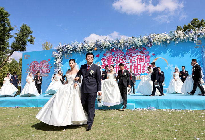 中建二局华东公司第三届集体婚礼在位于上海浦东新区的世纪公园举行（2025年10月25日摄）。新华社记者 方喆 摄