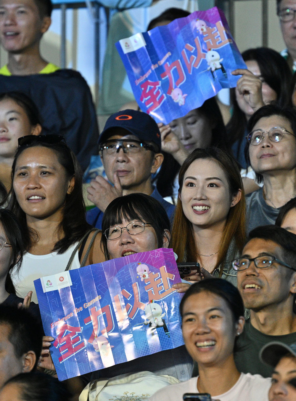 11月8日,在香港进行的第十五届全国运动会沙滩排球女子决赛中,观众为参赛运动员加油。新华社记者 陈铎 摄