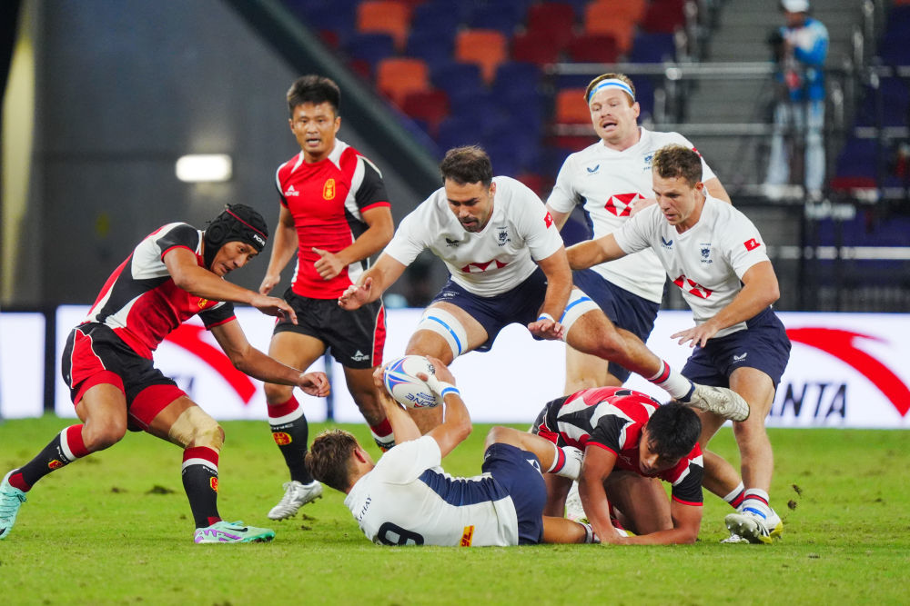 11月14日，双方球员在比赛中拼抢。当日，在香港举行的第十五届全国运动会七人制橄榄球男子金牌赛中，香港队26比19战胜山东队，夺得冠军。新华社记者 朱炜 摄