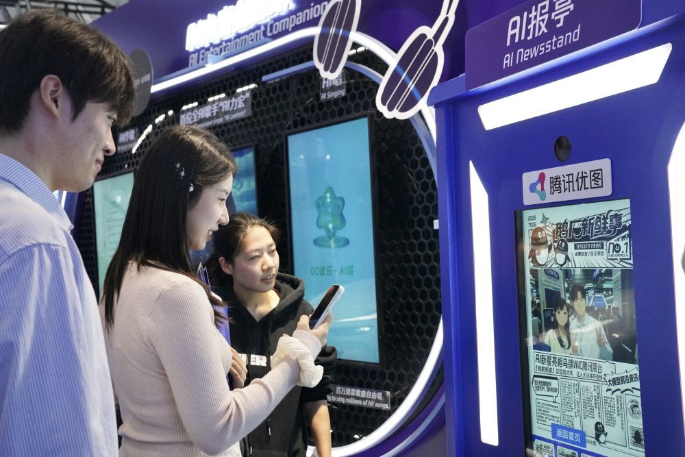 ↑ 11月6日,观众在2025年世界互联网大会“互联网之光”博览会现场参观拍照。新华社记者 刘琼 摄