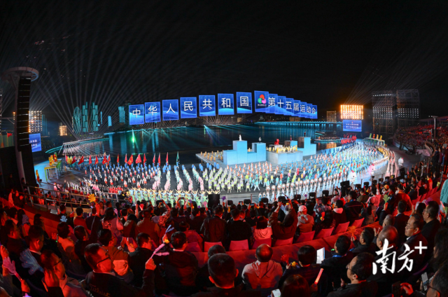 11月21日20时，第十五届全国运动会闭幕式在深圳市宝安区欢乐剧场举办。