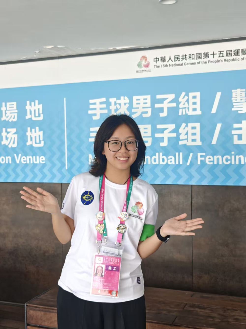 11月4日，许欣娴在香港启德体育园的男子手球赛场入口指引观众入场。（受访者供图）