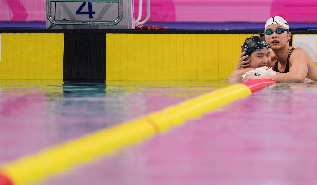11月11日，河北队选手于子迪（左）在女子200米个人混合泳决赛后与浙江队选手余依婷拥抱致意。
