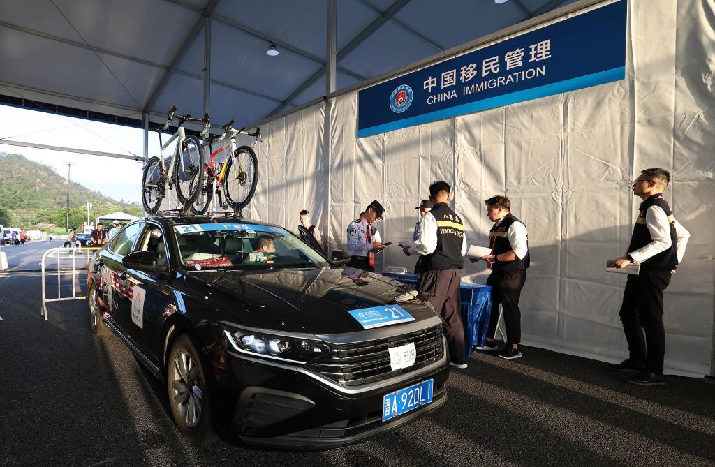 11月8日，在公路自行车男子个人赛决赛开赛前，参赛运动队车辆经过前置通关查验区。