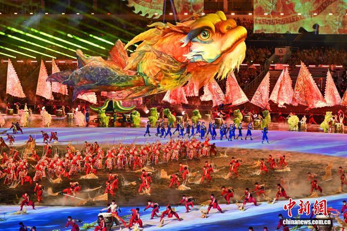 11月9日晚，第十五届全国运动会开幕式在广东奥林匹克体育中心举行。图为鳌鱼造型花灯。　中新社记者 陈骥旻 摄