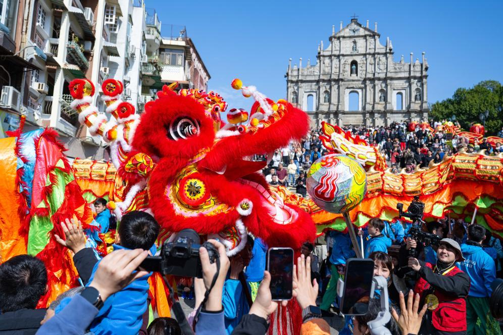 1月30日，演员在澳门大三巴牌坊前表演舞龙。