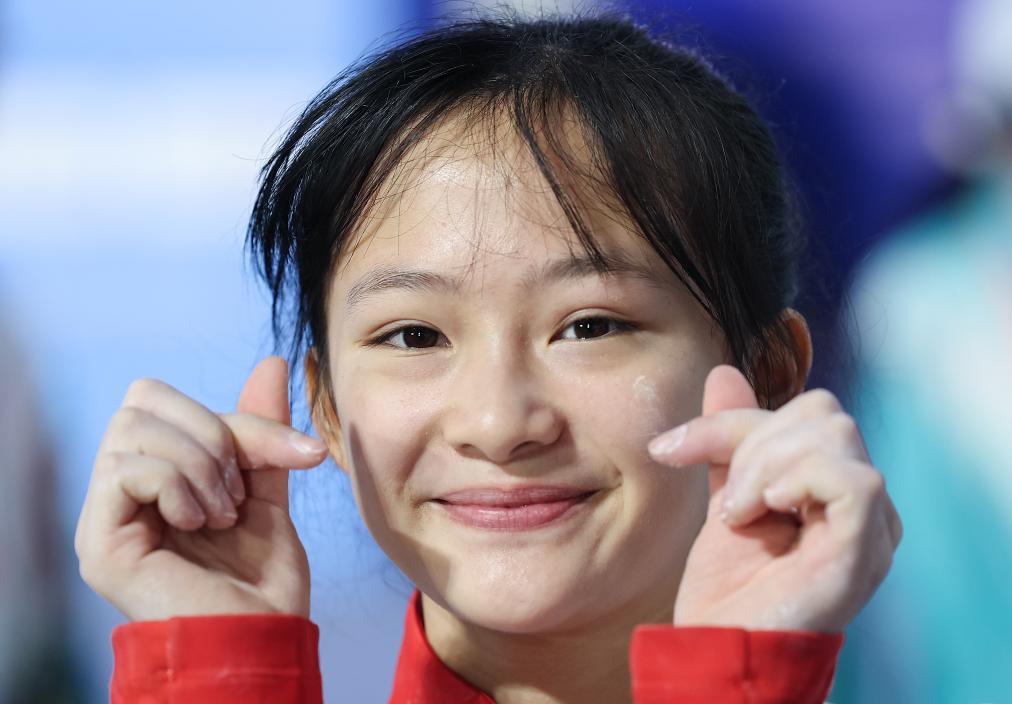 11月15日，广东队选手李美妮在女子攀石颁奖仪式前。