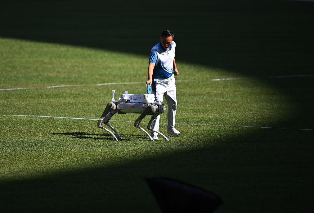 11月16日，在田径男子十项全能铁饼比赛中，机器人在运送铁饼。