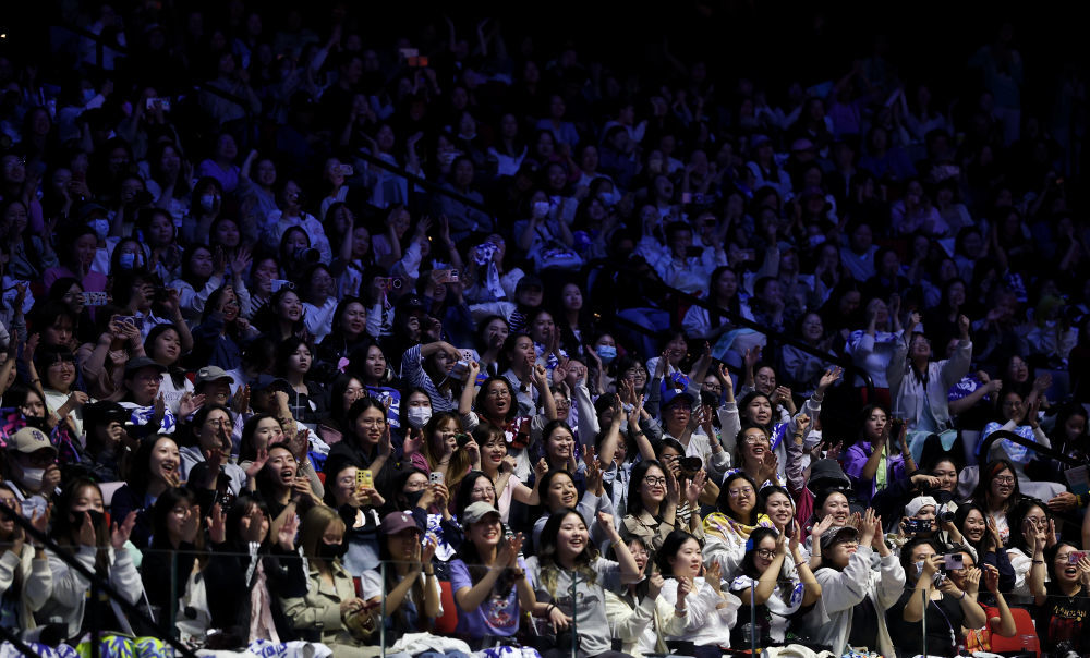11月14日,在澳门进行的第十五届全国运动会乒乓球混合双打决赛中,观众为参赛选手加油助威。新华社记者 孙凡越 摄